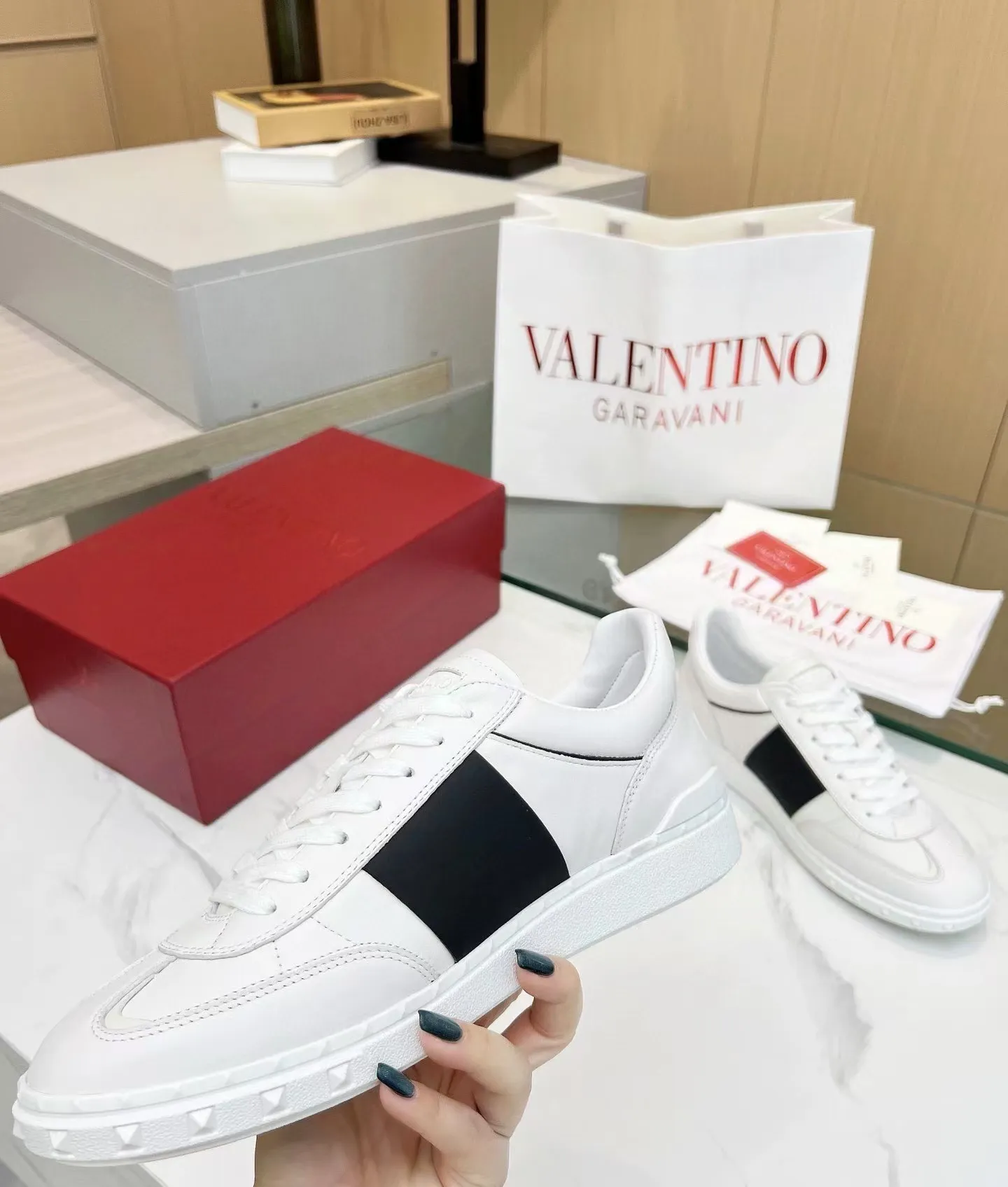 Factory price: 438💰Original quality, top version on the market VALENTINO (Valentino) latest fashion week catwalk [couples 👫 model], unique design, fashionable family specializes in slim feet🔥A fashion product of Baita [strong] Fabric: The toe is made of high mercerized triangular grain cowhide and A-grade full-grain cowhide, original lasting process Inner lining: cowhide lining + men's shoes 💰U hanging mesh feet, heels and tongues decorated with VaIentin* shallow relief oversized rivets Size: 38-44, customized 45